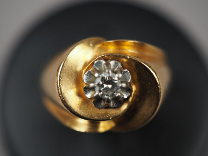 Bague 1940 en or jaune, ornée d'un diamant.  TDD. 54 Poids tel. 5,20 g