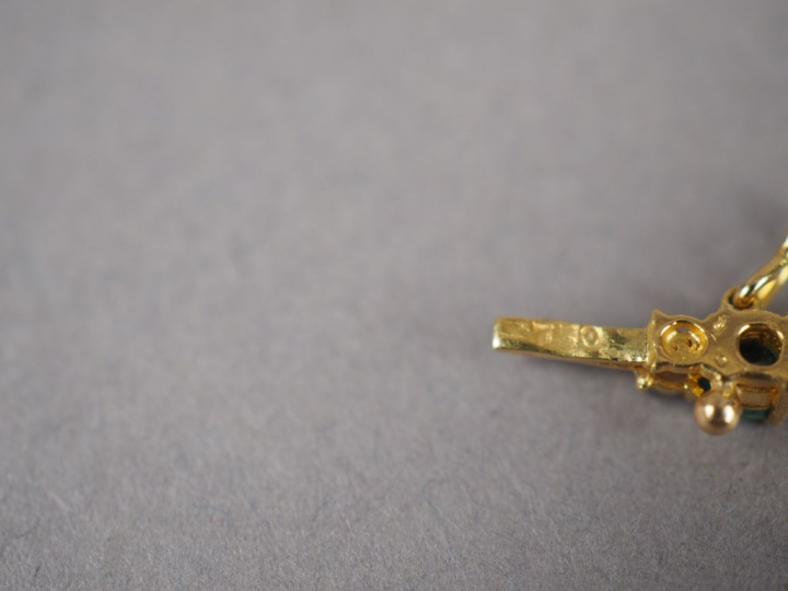 Bracelet articulé en or jaune, orné de onze émeraudes et de vingt-deux