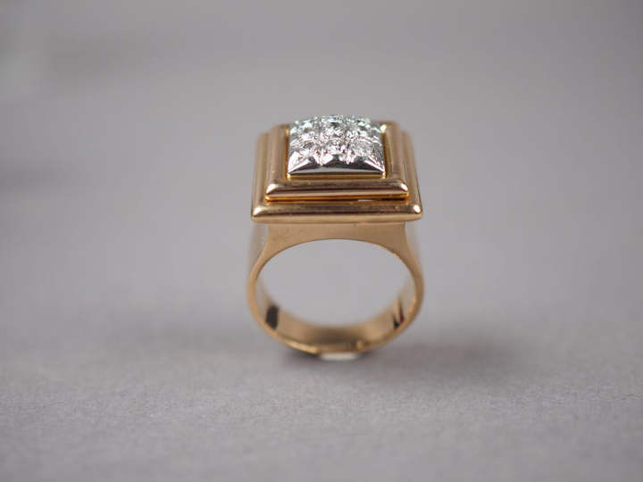Bague dôme en or jaune et platine sertie de neuf diamants.  TDD. 57 Po