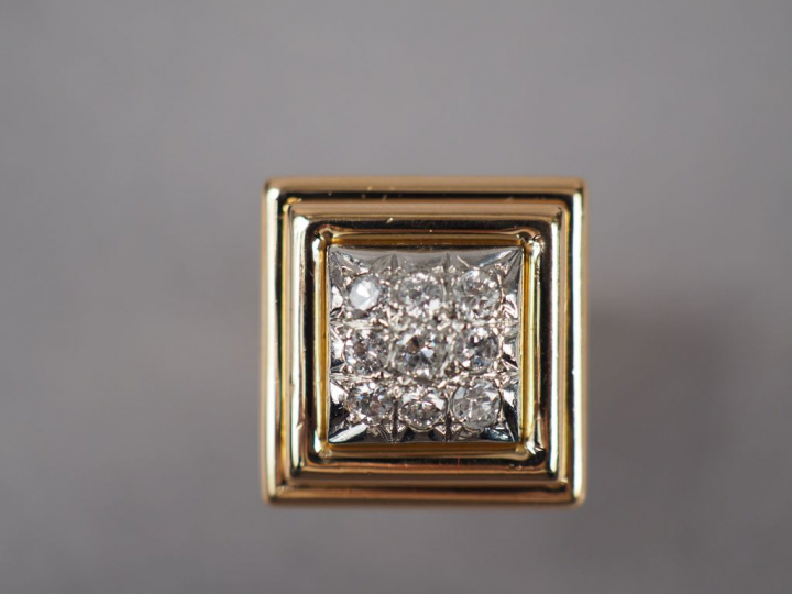 Bague dôme en or jaune et platine sertie de neuf diamants.  TDD. 57 Po