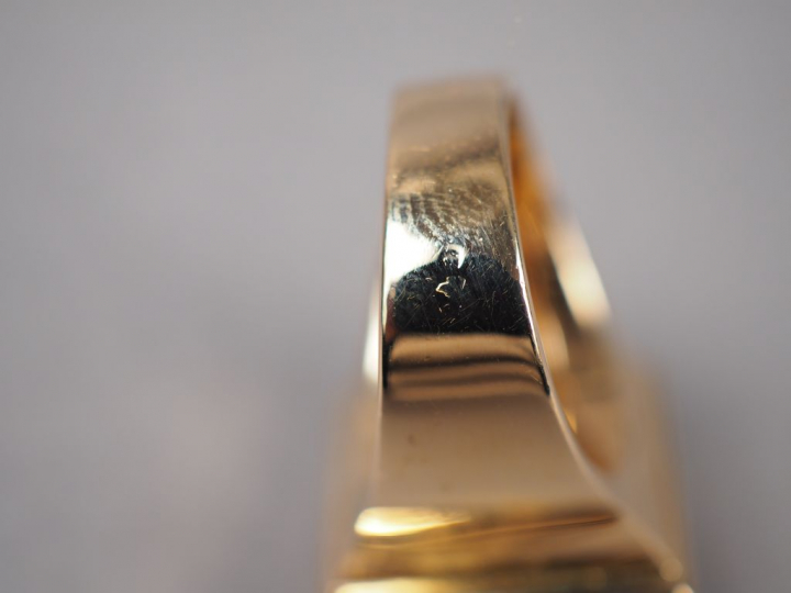 Bague dôme en or jaune et platine sertie de neuf diamants.  TDD. 57 Po