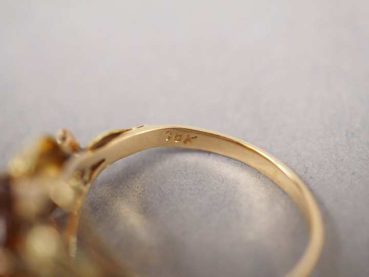 Bague en or jaune, ornée d'une citrine, monture à décor de fleurs.  TD
