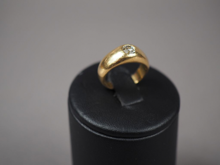 Bague jonc en or jaune, ornée en son centre d'un diamant.  TDD. 47 Poi