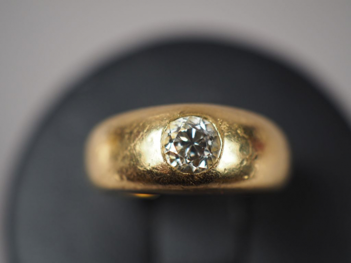 Bague jonc en or jaune, ornée en son centre d'un diamant.  TDD. 47 Poi