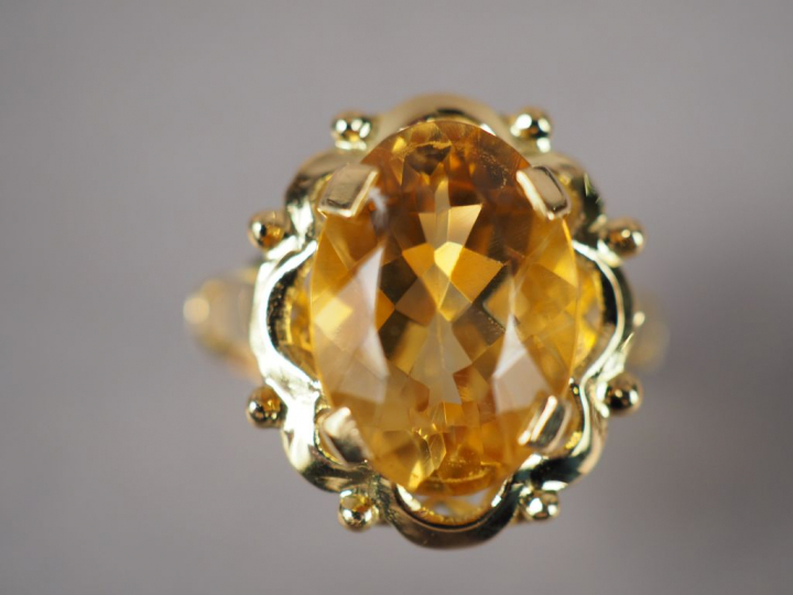 Bague en or jaune, ornée d'une citrine.  TDD. 55 Poids tel. 6,60 g