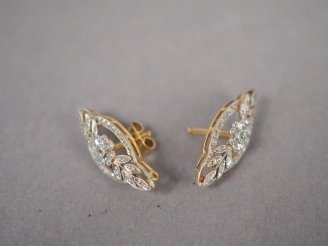 Vente aux enchères Paire de perces oreilles en or ornée de petits diamants, à décor de fl
