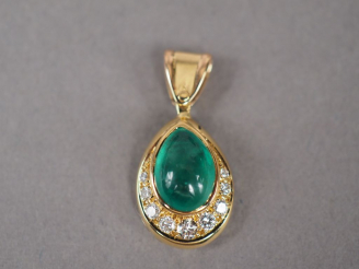 Vente aux enchères Pendentif en or jaune, orné d'une émeraude en cabochon et de neuf peti