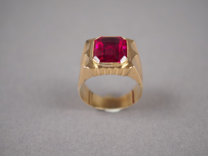 Bague en or jaune, ornée d'une pierre rouge synthétique.  TDD. 59 Poid