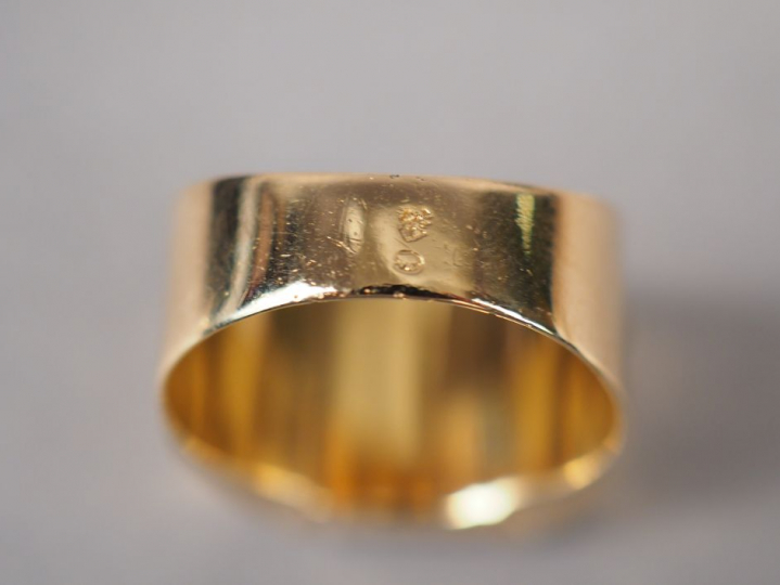 Bague en or jaune, ornée d'une pierre rouge synthétique.  TDD. 59 Poid