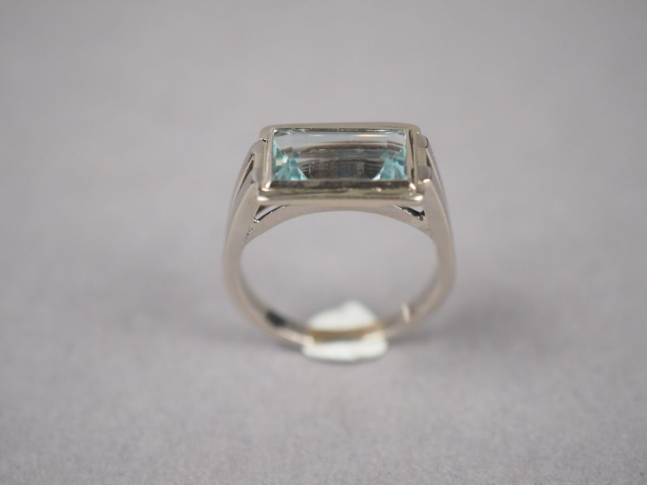 Bague en or blanc, sertie d'une aigue-marine.  TDD. 60 Poids tel. 7,59