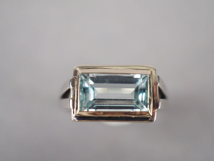 Bague en or blanc, sertie d'une aigue-marine.  TDD. 60 Poids tel. 7,59