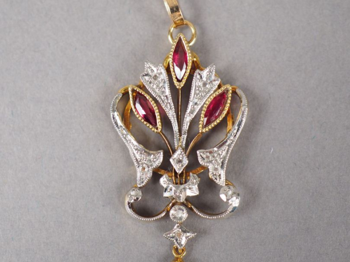 Pendentif en or jaune, orné de trois rubis, d'éclats de diamant et d'u