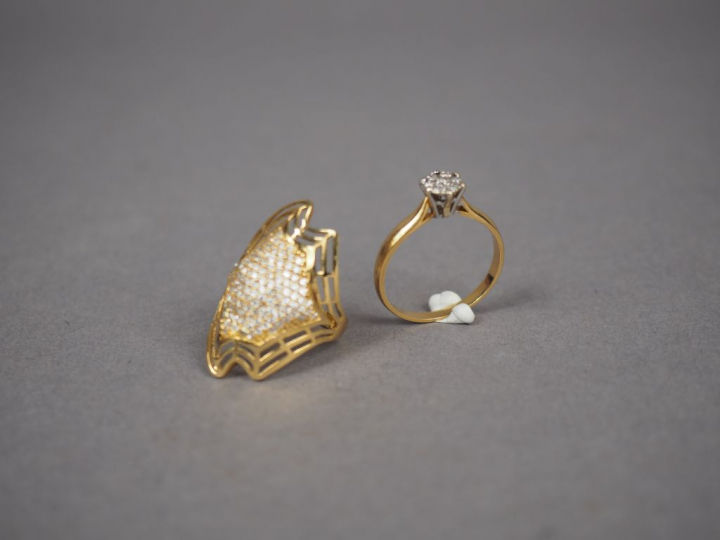 Bague en or jaune, ornée de petits diamants. TDD. 57 1/2 Poids tel. 2,