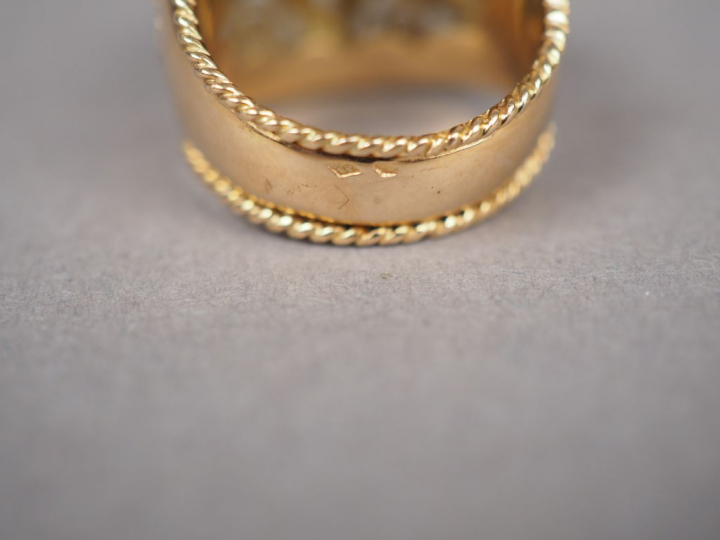 Bague dôme en or jaune, ornée d'une pierre bleue en cabochon.  Monture