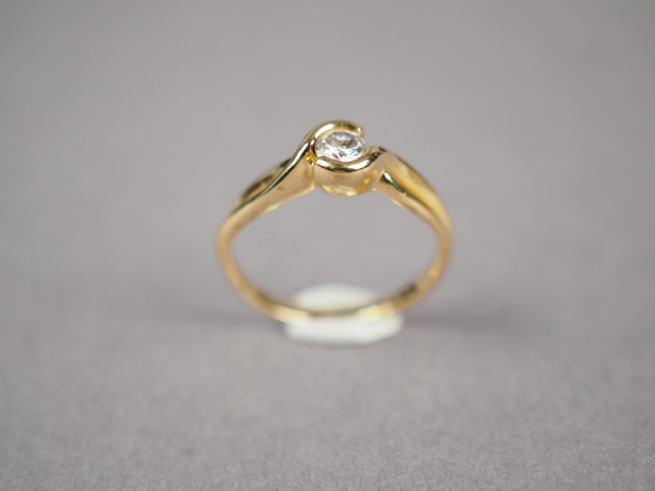 Bague solitaire en or jaune, sertie d'un diamant.  TDD. 50 Poids tel. 