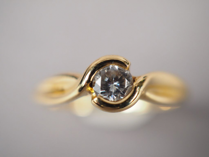 Bague solitaire en or jaune, sertie d'un diamant.  TDD. 50 Poids tel. 