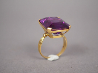 Vente aux enchères Bague en or jaune, ornée d'une pierre de couleur.  TDD. 56 Poids tel. 