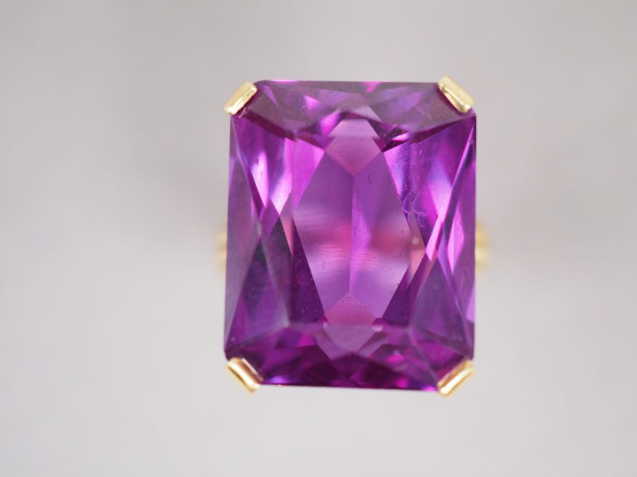 Bague en or jaune, ornée d'une pierre de couleur.  TDD. 56 Poids tel. 