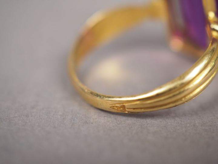 Bague en or jaune, ornée d'une pierre de couleur.  TDD. 56 Poids tel. 