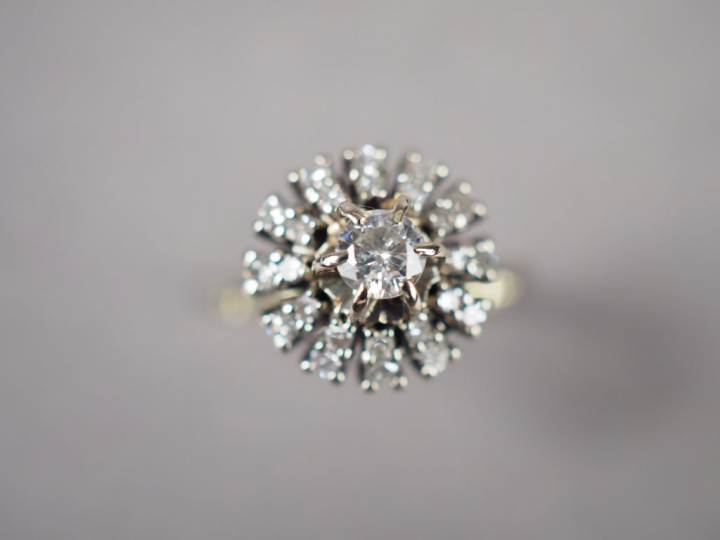 Bague en or blanc, ornée d'un diamant central entouré de petits diaman