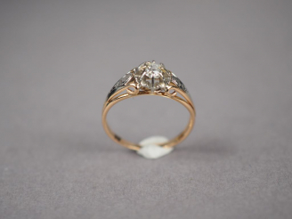 Vente aux enchères Bague solitaire en or jaune, sertie d'un diamant ovale.  TDD. 53 Poids