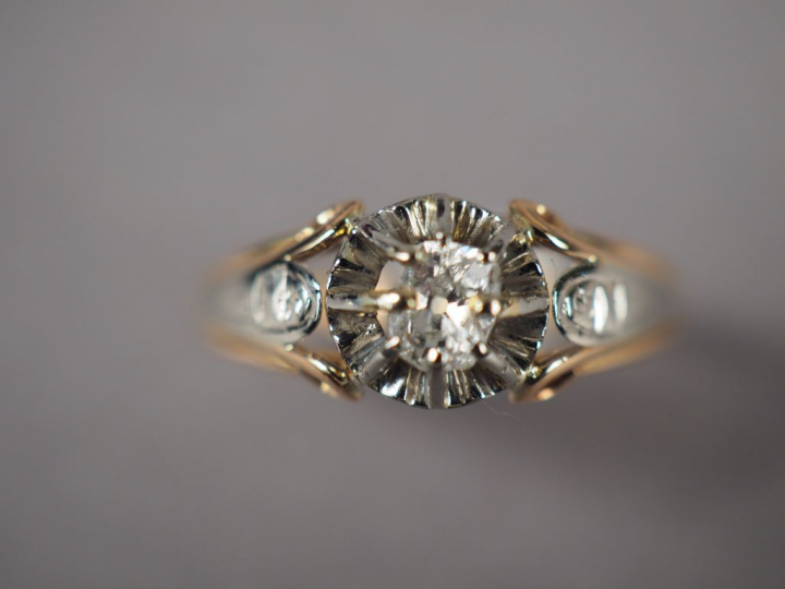Bague solitaire en or jaune, sertie d'un diamant ovale.  TDD. 53 Poids