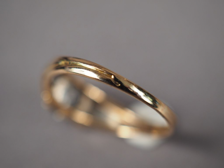 Bague solitaire en or jaune, sertie d'un diamant ovale.  TDD. 53 Poids