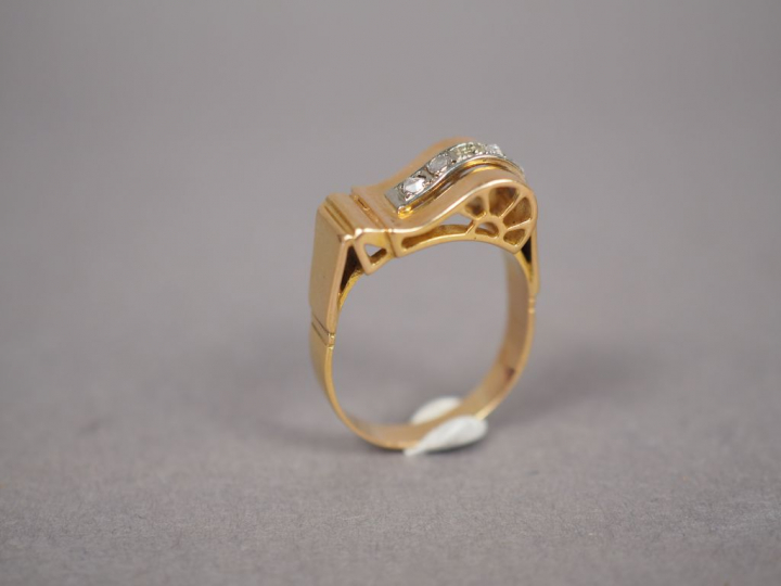 Bague en or jaune, ornée d'une ligne de 4 roses.  TDD. 55 Poids tel. 6