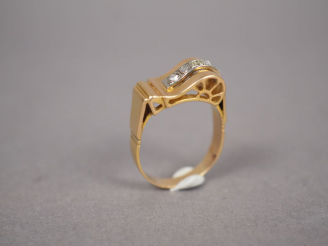 Vente aux enchères Bague en or jaune, ornée d'une ligne de 4 roses.  TDD. 55 Poids tel. 6