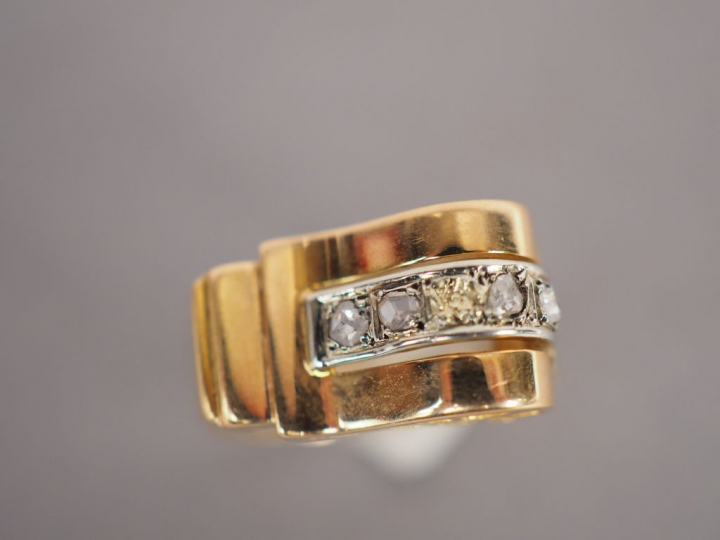 Bague en or jaune, ornée d'une ligne de 4 roses.  TDD. 55 Poids tel. 6