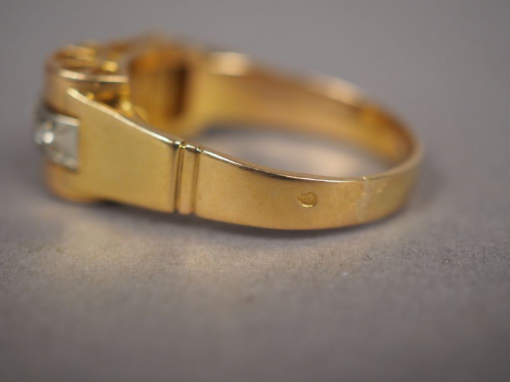 Bague en or jaune, ornée d'une ligne de 4 roses.  TDD. 55 Poids tel. 6