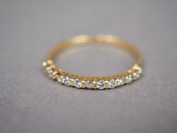 Demi-alliance en or jaune, ornée de onze petits diamants.  TDD. 57 Poi