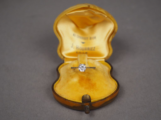 Vente aux enchères Bague solitaire en or blanc, ornée d'un diamant d'environ 0,5 ct.  TDD