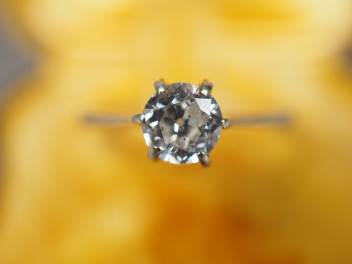 Bague solitaire en or blanc, ornée d'un diamant d'environ 0,5 ct.  TDD