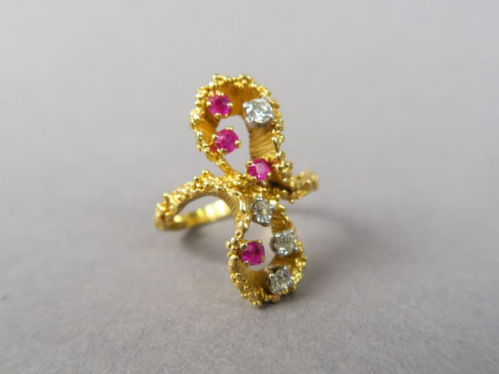 Bague en or jaune en forme de nœud, ornée de quatre petits diamants et