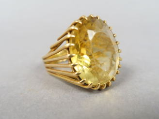 Vente aux enchères Bague en or jaune, ornée d'une citrine.  Poids tel. 13,08 g