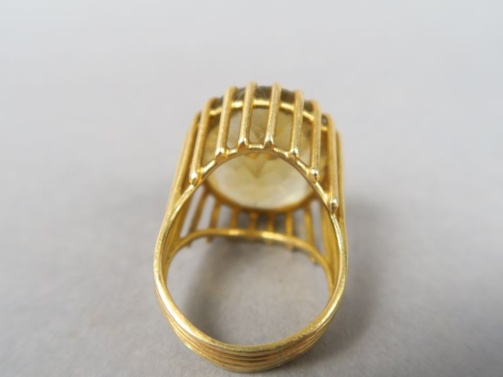 Bague en or jaune, ornée d'une citrine.  Poids tel. 13,08 g