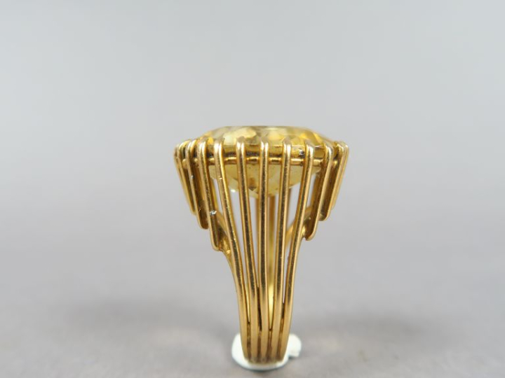 Bague en or jaune, ornée d'une citrine.  Poids tel. 13,08 g