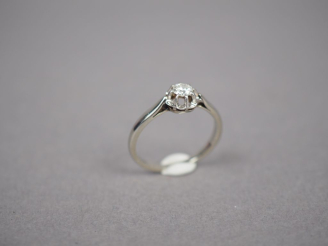 Vente aux enchères Bague solitaire en or blanc, ornée d'un diamant d'environ 0,2 ct. TDD.