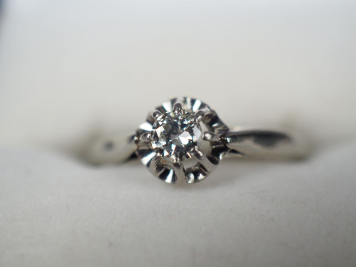 Bague solitaire en or blanc, ornée d'un diamant d'environ 0,2 ct. TDD.