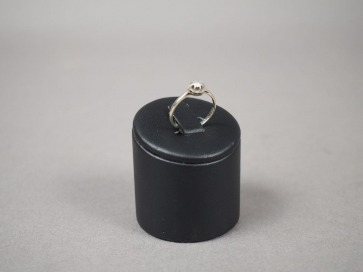 Bague en or blanc, ornée en son centre d'un petit diamant.  TDD. 51 Po