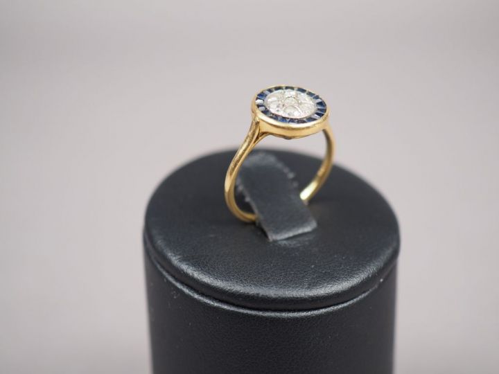 Bague en or jaune, ornée de roses et de saphirs calibrés.  TDD. 54 Poi
