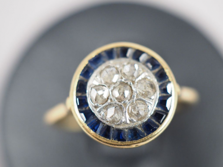 Bague en or jaune, ornée de roses et de saphirs calibrés.  TDD. 54 Poi