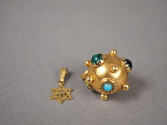 Vente aux enchères Lot comprenant :  - un pendentif boule en or jaune et pierres de coule