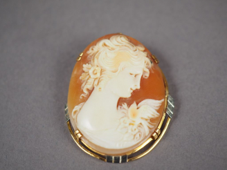 Vente aux enchères Broche/pendentif orné d'une camée figurant une jeune femme de profil. 