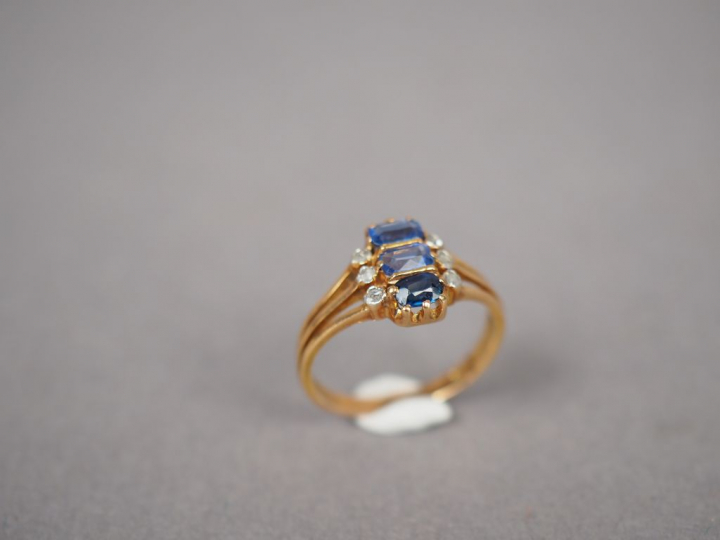 Bague en or jaune, ornée de trois saphirs et de roses.  TDD. 49 Poids 