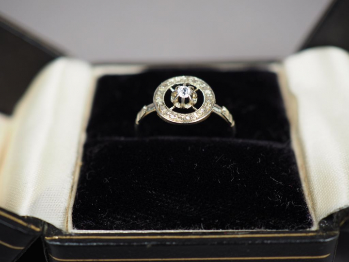 Bague en or blanc ornée de pierres à l'imitation du diamant.  TDD. 54 
