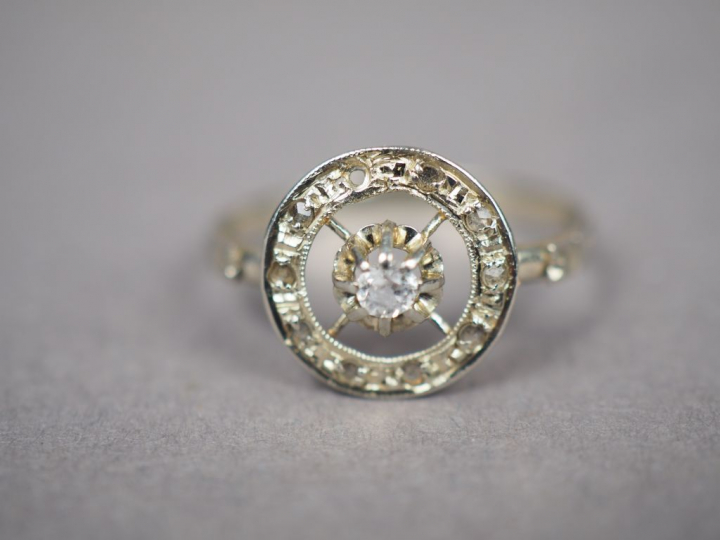 Bague en or blanc ornée de pierres à l'imitation du diamant.  TDD. 54 