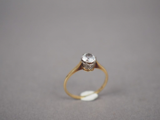 Vente aux enchères Bague en or jaune 14k, ornée d'un zirconium.  TDD. 56 Poids tel. 2,08 