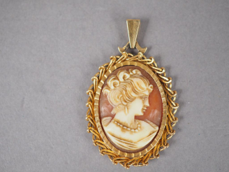Vente aux enchères Pendentif orné d'un camée figurant une jeune femme de profil.  Monture